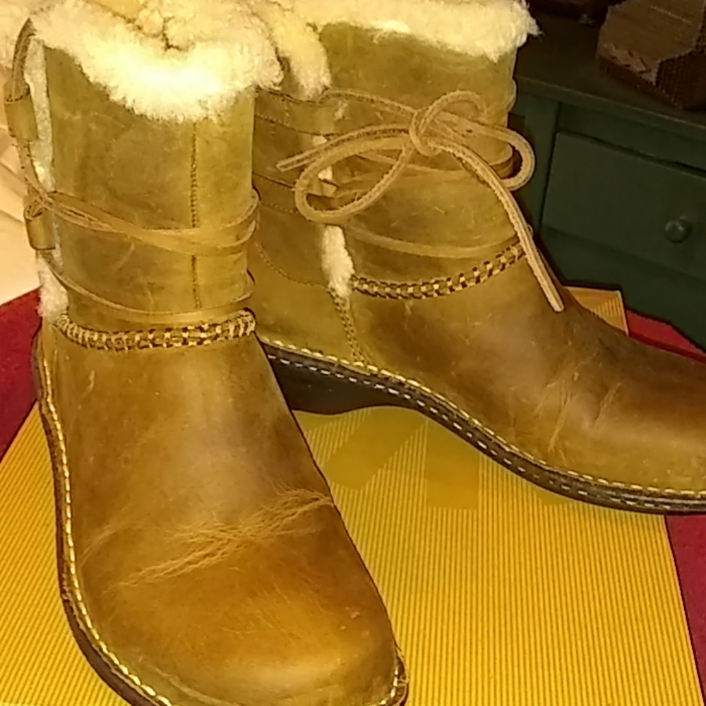 NEW UGG Caspia size 8 brown
